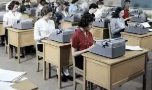 Sommige directeuren maakten geen verschil tussen de vrouwen op het werk en thuis. Als een vrouw zich niet aan de regels of afspraken hield konden ze rekenen op een stevig pak billenkoek.