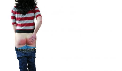 Een jonge vrouw heeft zojuist op haar blote billen gekregen.