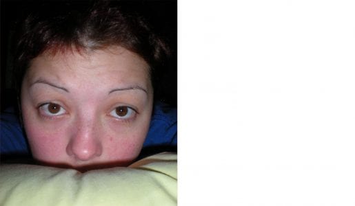 Spanking is een gewoon en geïntegreerd onderdeel van het dagelijks leven. Een meisje ligt op bed met haar billen omhoog.