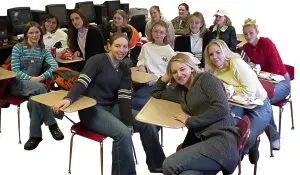 Er zijn ook High Schools waar regelmatig lijfstraf op de billen gegeven wordt omdat het een onmiddellijke en efficiëte straf is waarbij de student zo min mogelijk studietijd verliest.