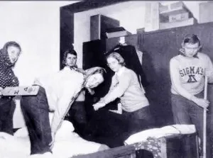 Housekeeping was altijd een gelegenheid waarbij meisjes die hun corvee niet volledig hadden uitgevoerd op hun billen kregen. Anders dan deze foto doet geloven ging dat bijna altijd op de blote billen.