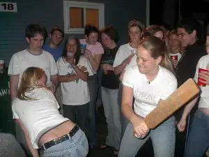 Als je bij een sorority zat dan kon je met de paddle op je billen krijgen. Dat was niet gewoon en ook niet bijzonder, het was gewoon een feit. Dat is waarschijnlijk nog steeds zo, maar nu is het meer verstopt en ondergronds.
