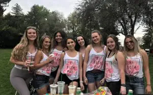 Ook in 2015 kregen veel eerstejaars studentes bij de inwijding als lid van een sorority nog steeds met de paddle op hun blote billen.