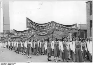 In de voormalige DDR maar ook in de overige oostblok-landen waren bewegingen voor jongeren met verplicht lidmaatschap waar ook billenkoek gegeven werd.