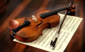 Een meisje over de knie is een prachtig instrument om te bespelen, kostbaarder dan een Stradivarius.
