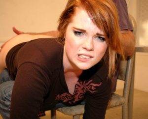 Een vrouw legt uit waarom het belangrijk voor haar is om te huilen als ze op haar billen krijgt: the act of crying for a girl during a spanking is a great emotional and stress relief.