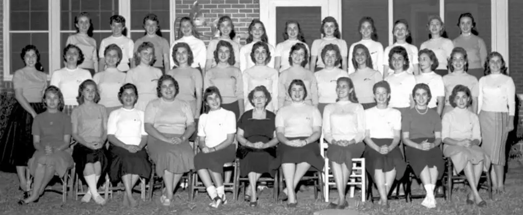 Leden van de Delta Phi Epsilon Sorority voor hun huis. Voor iedere kleinigheid was er billenkoek met de paddle. In de huiskamer gebeurde dat op de rok en privé op de blote billen.