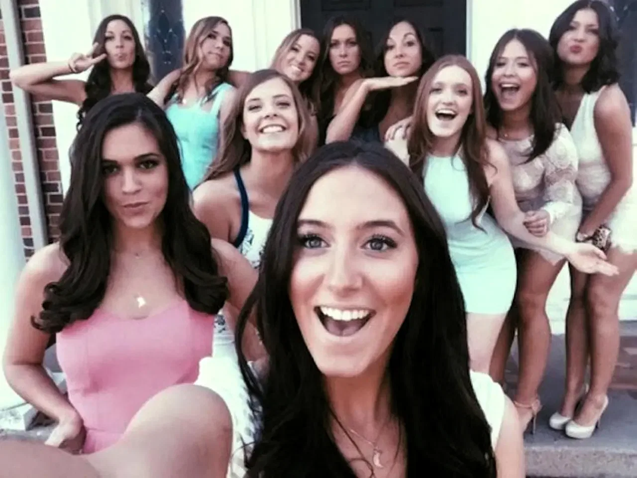 Bij een sorority geldt dat je alleen mee mag doen als je er echt voor gekozen hebt. Je hebt dan ook ervoor gekozen om tijdens de ontgroening en bij overtredingen daarna op je billen te krijgen.