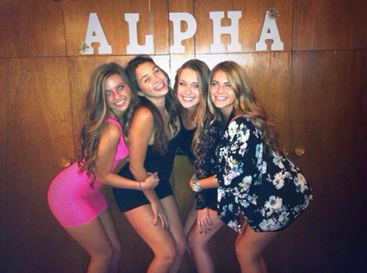 In het verleden hebben heel wat sorority meiden flink op hun blote billen gekregen omdat ze betrapt waren op het bezit of gebruik van alcohol.