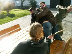 Soms wordt de gelegenheid aangegrepen om sommige meiden stevig op hun billen te geven.