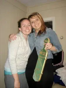 Sommigen bis sisters nemen hun taak heel serieus en grijpen iedere gelegenheid aan om hun little straf met haar paddle op de blote billen te geven.