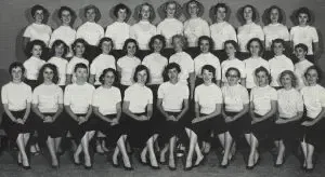 In de jaren vijftig moesten de meisjes zich onberispelijk gedragen. Bij overtredingen volgde er altijd straf op de billen en uiteindelijk gingen daarbij de billen ook bloot.