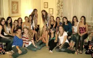 Een paar herinneringen van een studente die in de jaren 90 lid was van een sorority. Officieel en naar buiten toe werd de paddle niet gebruikt. In werkelijkheid gebeurde dat absoluut. Ook hier kregen de meisjes de paddle in principe altijd op hun blote billen.