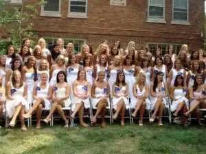 Volgens een meisje die lid was in van sorority in de jaren negentig ging het bij de meisjes veel verder en veel harder dan bij de jongens als het om de paddle gaat. Ze was lid van een heel gewoon sorority maar alle meiden kregen de billenkoek altijd op hun blote billen.