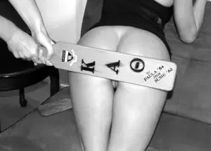 Bij sommige meiden duurt het lang voordat het gebeurt en bij anderen is het tijdens de eerste week. Sommige meiden krijgen zelden en anderen bijna elke week. Maar ieder sorority meisje weet wel wat het is om met de paddle te krijgen.