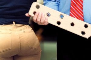 Moeder krijgt van de schooldirecteur op haar billen