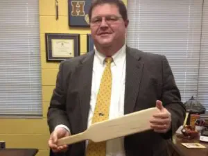 Ook in 2021 zijn er genoeg voorbeelden van High Schools waar studenten met de paddle op hun billen krijgen.