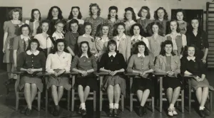 Vroeger kregen meisjes die moesten studeren vaker billenkoek. Dat gebeurde niet alleen thuis, maar ook op (kost-)scholen. Het bleek dat meisjes die op hun billen kregen rustiger werden en zich beter gedroegen. Dat veranderde niet naarmate de meisjes ouder werden. Vooral bij oudere jongens was het effect vaak meer opstandigheid en agressie. Daarom ging het gebruik van billenkoek bij meisjes vaak langer door.