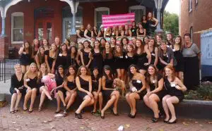 Vroeger was voor Amerikaanse studentes in studentenverenigingen / Sororities billenkoek een normaal deel van het leven. Dat begon bij de ontgroening. Daarna kreeg een meisje dat de regels overtrad direct billenkoek. Ook toen was er bij meisjes een overweldigende belangstelling om lid van een Sorority te worden.