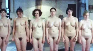 De mensen in de wachtkamer zijn dan echt opgelucht als ze meegenomen worden naar de strafkamer om eindelijk hun billenkoek te krijgen en dat is precies wat men kennelijk wil bereiken.