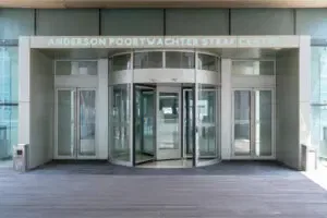 De ingang van het Anderson Poortwachter Straf Center.