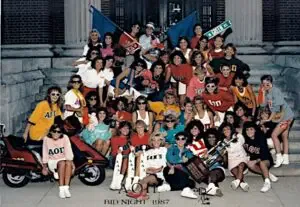 Voor de moeder van Mary Adams en haar leeftijdsgenoten was billenkoek tijdens de studieperiode net zo normaal als tijdens de High School. Op deze foto uit 1987 zijn de paddles waarmee de meiden op hun billen kregen uitgebreid in beeld.