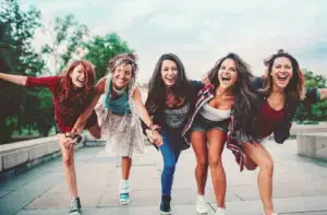 Mary had veel vriendinnen met wie ze graag uit als ze daar de tijd voor had. Ze wist wel dat sommige vriendinnen strenge ouders hadden en van hun ouders regelmatig billenkoek kregen. In een conservatieve staat als Oklahoma was dat helemaal niet ongebruikelijk.