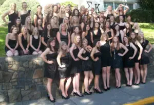 Mary Adams en de mede-bewoonsters van haar sorority. Toen zij daar woonde waren de ontgroeningen en het gebruik van billenkoek afgeschaft, maar dat was maar kort geleden.