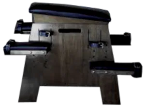 Op internet zijn geen afbeelding van de gebruikte straftafel, maar het is een professionele uitvoering naar dit voorbeeld. Alle onderdelen zijn met elektromoteren instelbaar. Dat geldt voor de hoogste en de spreiding van de arm- en kniesteunen, de hellingshoek van het bovenlichaam en de steun onder de schaamstreek waardoor de billen naar boven en naar achteren gebracht worden.