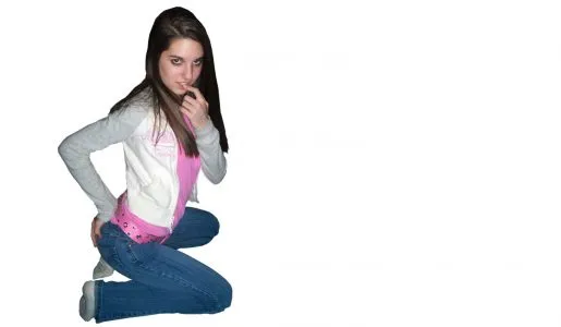 Een meisje kijkt bedenkelijk en voelt aan haar billen.