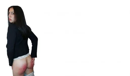 Een meisje kijkt een beetje zuur omdat ze net op haar billen heeft gekregen.