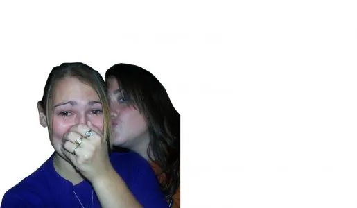 Een meisje dat op haar billen heeft gekregen wordt getroost door een vriendin.