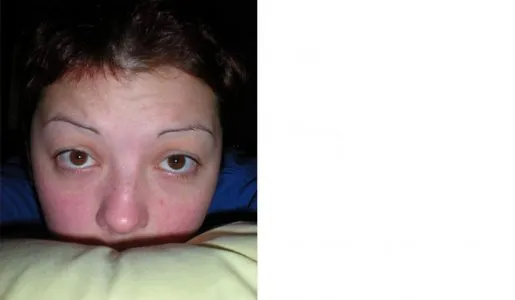 Een meisje ligt op bed met haar billen omhoog.