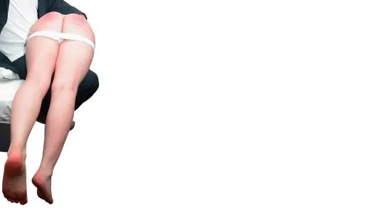 Een meisje ligt over de knie en krijgt op haar blote billen.