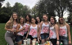 Ook in 2015 kregen veel eerstejaars studentes bij de inwijding als lid van een sorority nog steeds met de paddle op hun blote billen.