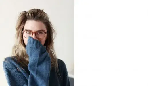 Een jonge vrouw die bedenkelijk kijkt