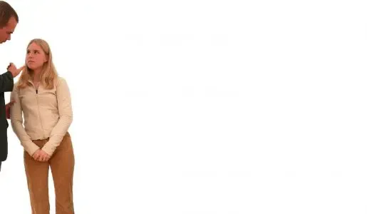 Een meisje wordt aangesproken op haar gedrag