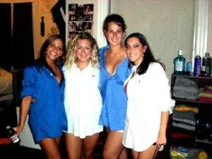 Amerikaanse studentes die lid waren van een sorority waren ook volwassen en zelfverzekerde meiden, maar op de achtergrond was de mogelijkheid om op de billen te krijgen altijd aanwezig. Hier hangt de paddle aan de muur en een 'house parent' of een ouderejaars student kon deze altijd gebruiken om een studente die een regel had overtreden straf op de blote billen te geven. Dat bleef in ieder geval zo tot ze afstudeerden en het sorority-house verlieten.