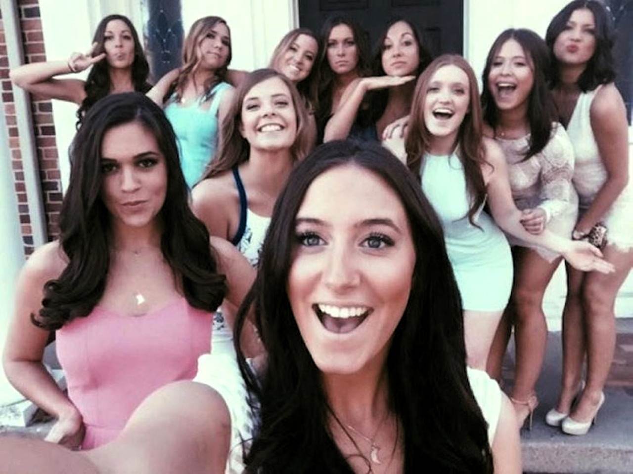 Bij een sorority geldt dat je alleen mee mag doen als je er echt voor gekozen hebt. Je hebt dan ook ervoor gekozen om tijdens de ontgroening en bij overtredingen daarna op je billen te krijgen.