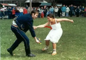 In sommige dorpen wordt op paasmaandag een spel georganiseerd waarbij een jongen en meisje op haar billen probeert te raken.