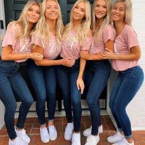 Ook tegenwoordig zijn er nog genoeg sororities waar straf op de billen de gangbare disciplinaire methode is. Het gaat dan niet om een paar klapjes. Vaak is het gewoon op de blote billen en gaat het gepaard met huilen. Het is voor de meisjes echter geen belemmering om lid te willen zijn van zo'n sorority.