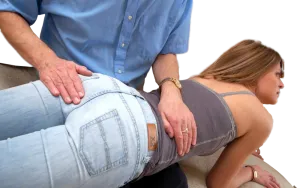 In het begin mag je je broek aanhouden. Dan kun je er voorzichtig aan wennen hoe het voel om op je billen te krijgen.