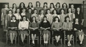 Vroeger kregen meisjes die moesten studeren vaker billenkoek. Dat gebeurde niet alleen thuis, maar ook op (kost-)scholen. Het bleek dat meisjes die op hun billen kregen rustiger werden en zich beter gedroegen. Dat veranderde niet naarmate de meisjes ouder werden. Vooral bij oudere jongens was het effect vaak meer opstandigheid en agressie. Daarom ging het gebruik van billenkoek bij meisjes vaak langer door.