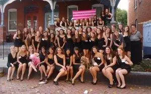 Vroeger was voor Amerikaanse studentes in studentenverenigingen / Sororities billenkoek een normaal deel van het leven. Dat begon bij de ontgroening. Daarna kreeg een meisje dat de regels overtrad direct billenkoek. Ook toen was er bij meisjes een overweldigende belangstelling om lid van een Sorority te worden.