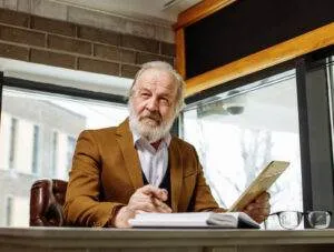 Ik raad u dringend aan om te kiezen voor het alternatief, waarbij u ervan komt met een pak slaag op uw blote billen, zei de advocaat.