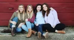 Sommige meiden vinden straf op de billen gewoon wel kloppen. Ze hebben ook ontdekt dat de belgen een stuk minder moeilijk doen over billenkoek (de billen rood zetten) en dat het er daar veel meer bij hoort. Ook als je ouder wordt.