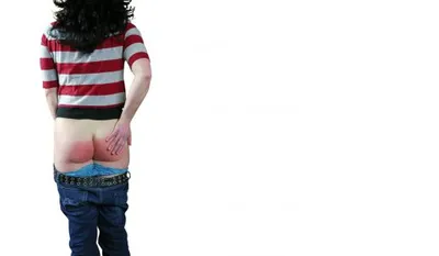 Een jonge vrouw heeft zojuist op haar blote billen gekregen.