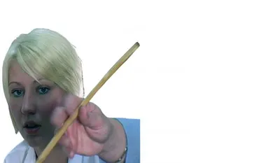 Een meisje kijkt bezorgd naar het rietje waarmee ze op haar billen gaat krijgen.