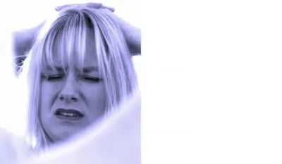 Een meisje heeft even pijn aan haar billen. 