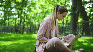 De Daphne Methode is gericht op begeleiding voor meiden en vrouwen die meer (zelf-)discipline willen krijgen. In de Daphne Methode is er samenwerking met een begeleider. Door de coaching en de begeleiding kunnen meiden en vrouwen meer discipline krijgen als ze dat in hun eentje moeilijk vinden. Met de begeleider maken ze afspraken over zaken die zijzelf belangrijk vinden. Bijvoorbeeld, over wat te doen voor de studie, de sport, om af te vallen, en wat maar ter sprake kan komen. De meiden en vrouwen kunnen straf krijgen van hun begeleider als ze zich niet aan hun eigen afspraken houden. Ze gaat dan over de knie en krijgen op hun blote billen.